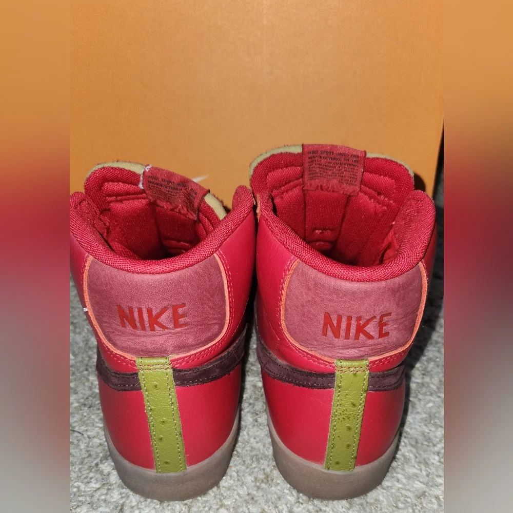 Nike Blazer‎ Mid '77 Vintage Sneaker in Gym Red/Team Red/Burgundy Size 8.5